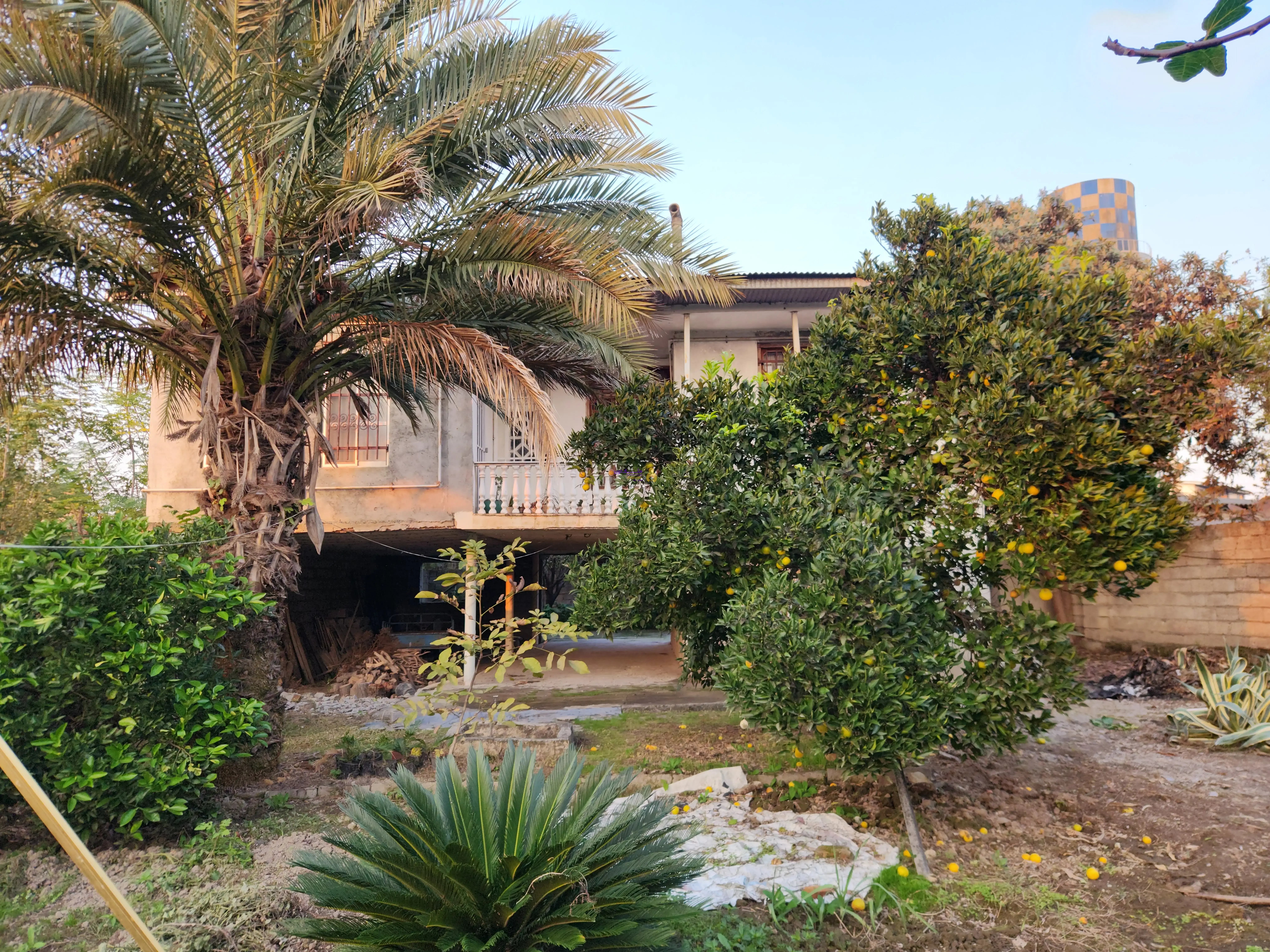 خانه باغ کلنگی با قابلیت تفکیک و دو نبش با خیابان جانبی و درسترسی عالی