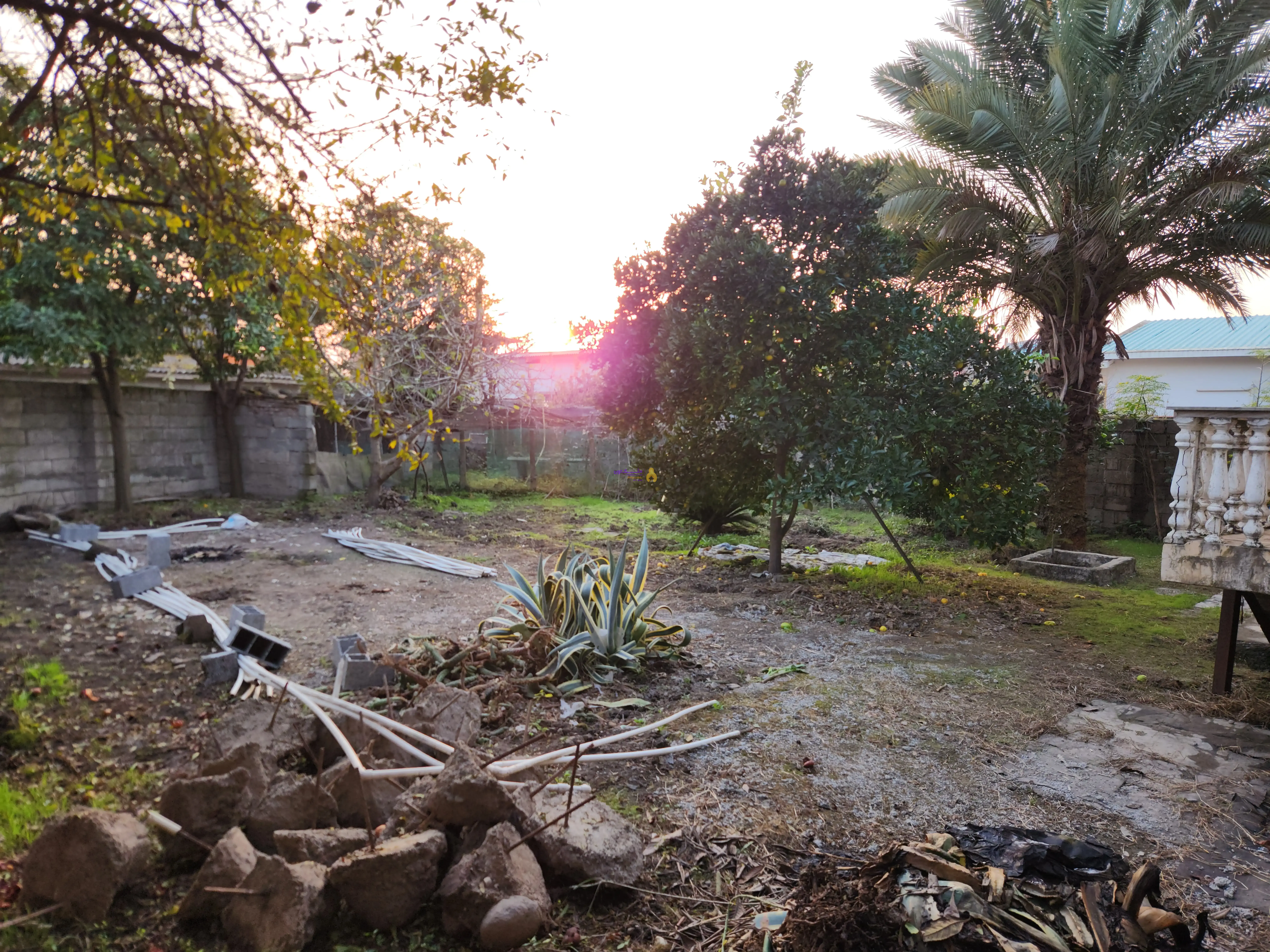 خانه باغ کلنگی با قابلیت تفکیک و دو نبش با خیابان جانبی و درسترسی عالی