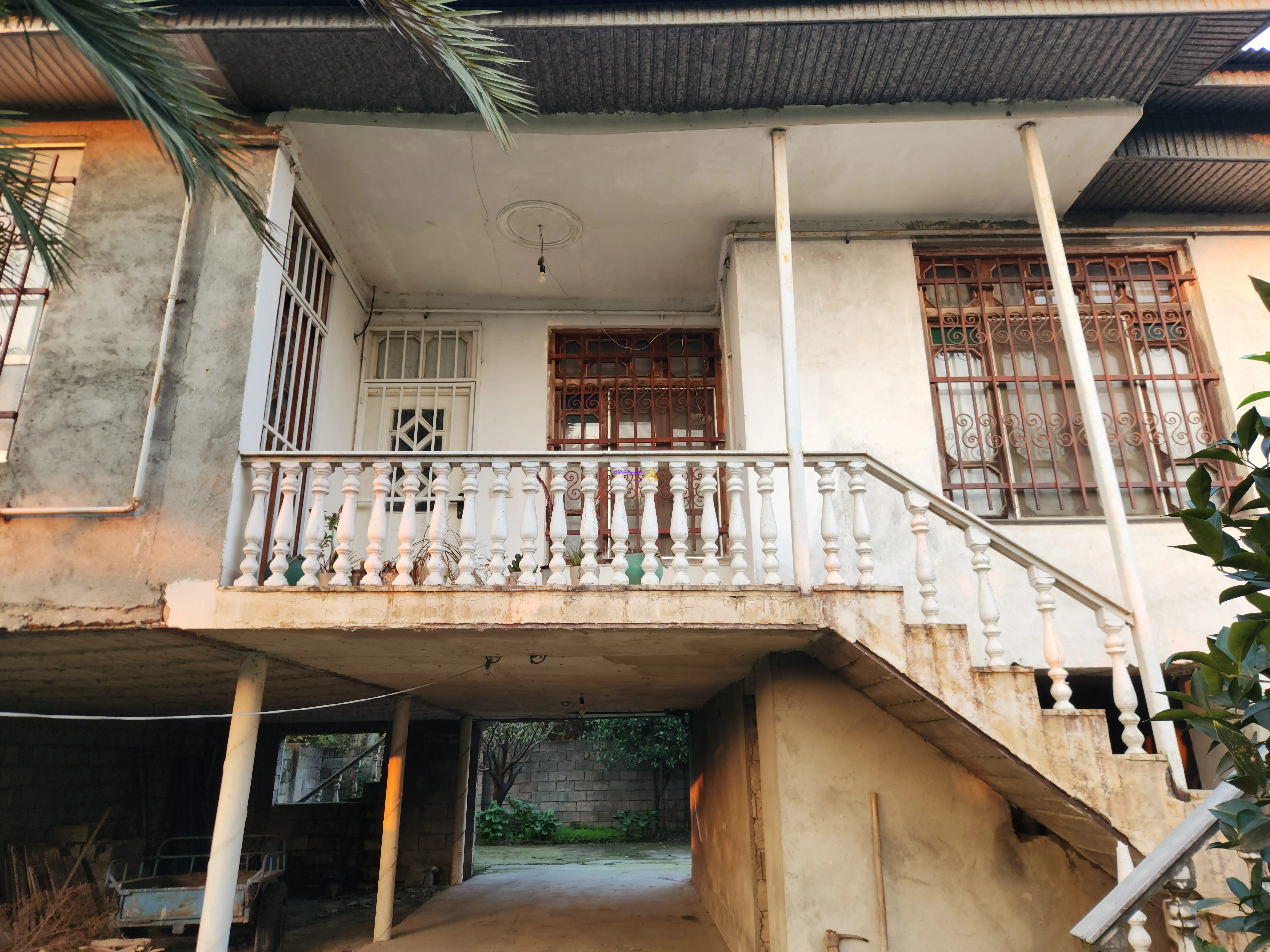 خانه باغ کلنگی با قابلیت تفکیک و دو نبش با خیابان جانبی و درسترسی عالی