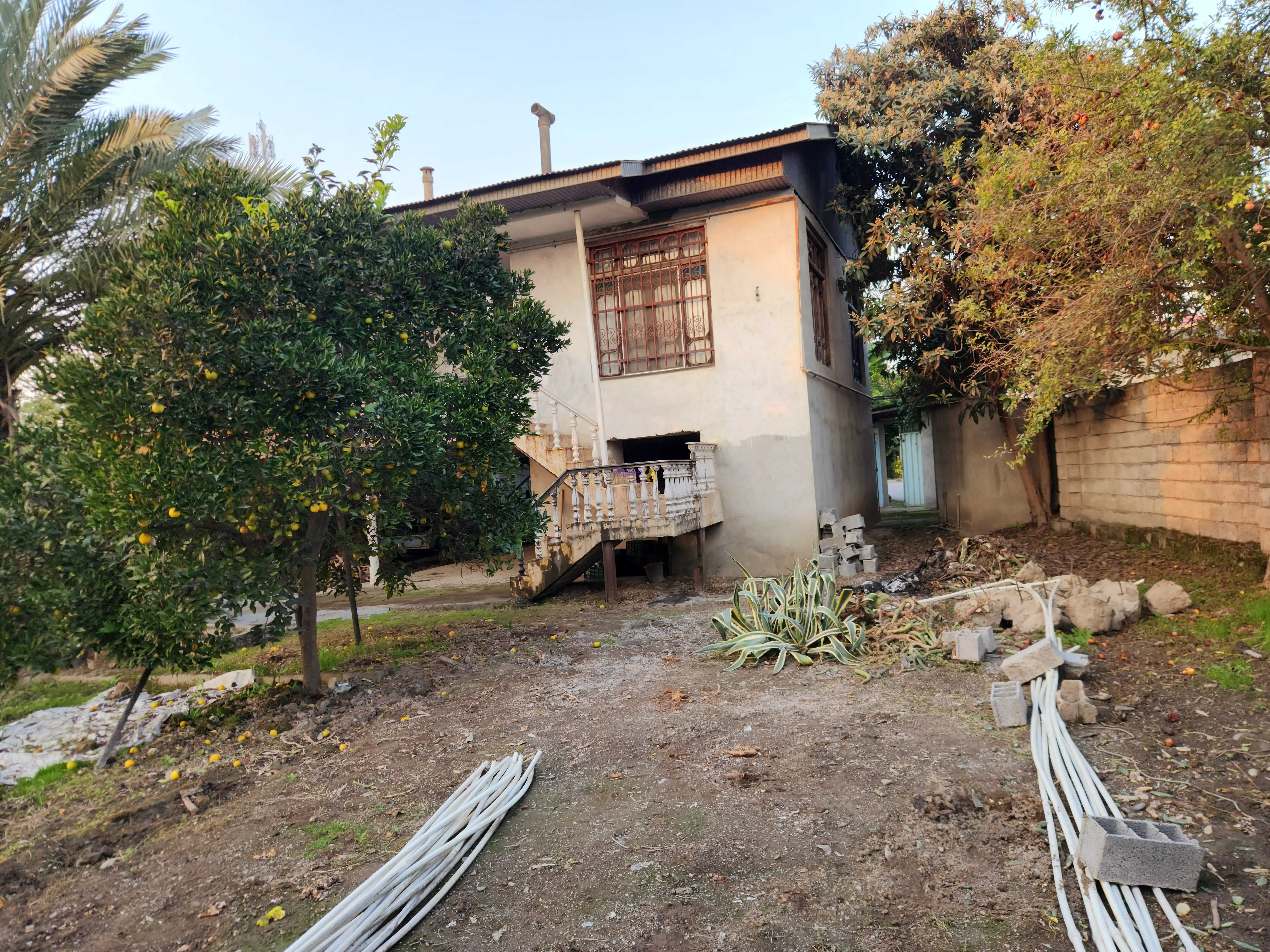 خانه باغ کلنگی با قابلیت تفکیک و دو نبش با خیابان جانبی و درسترسی عالی